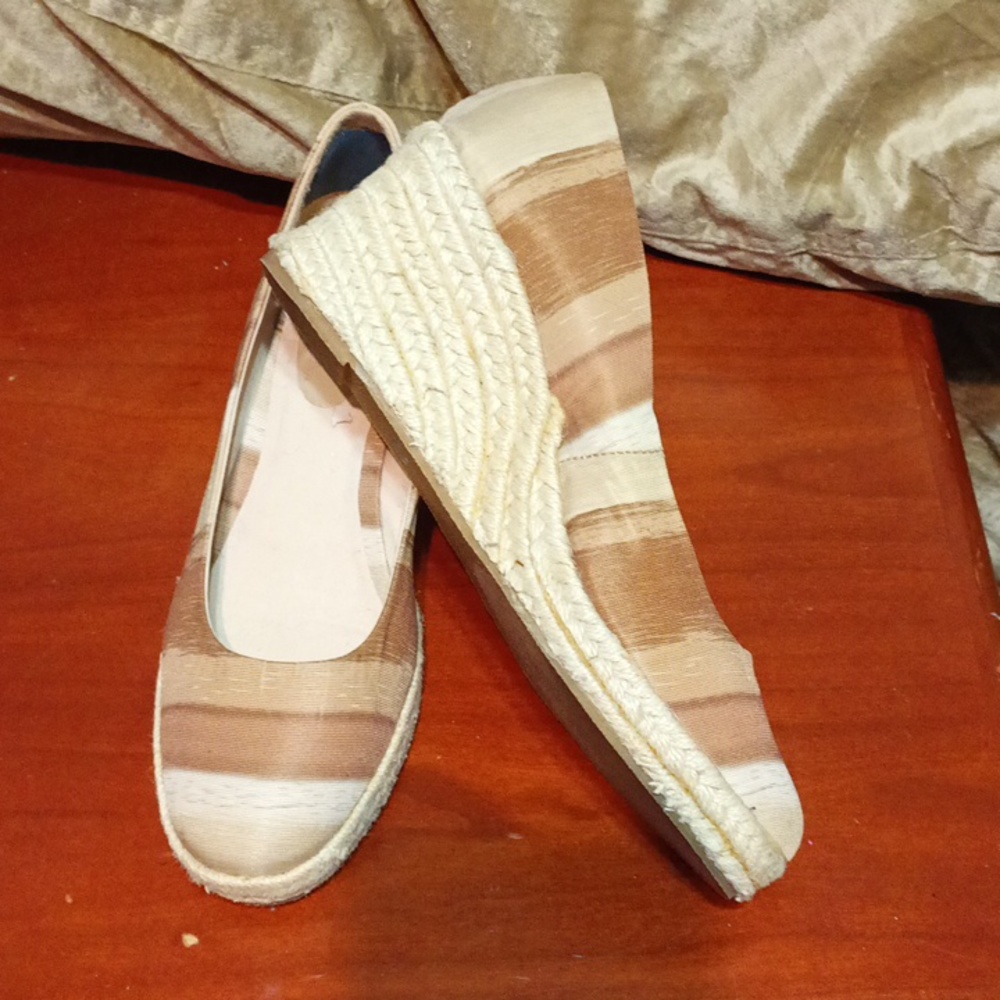 Soft style women's a hush puppies company tan and brown size 9 wedge heels